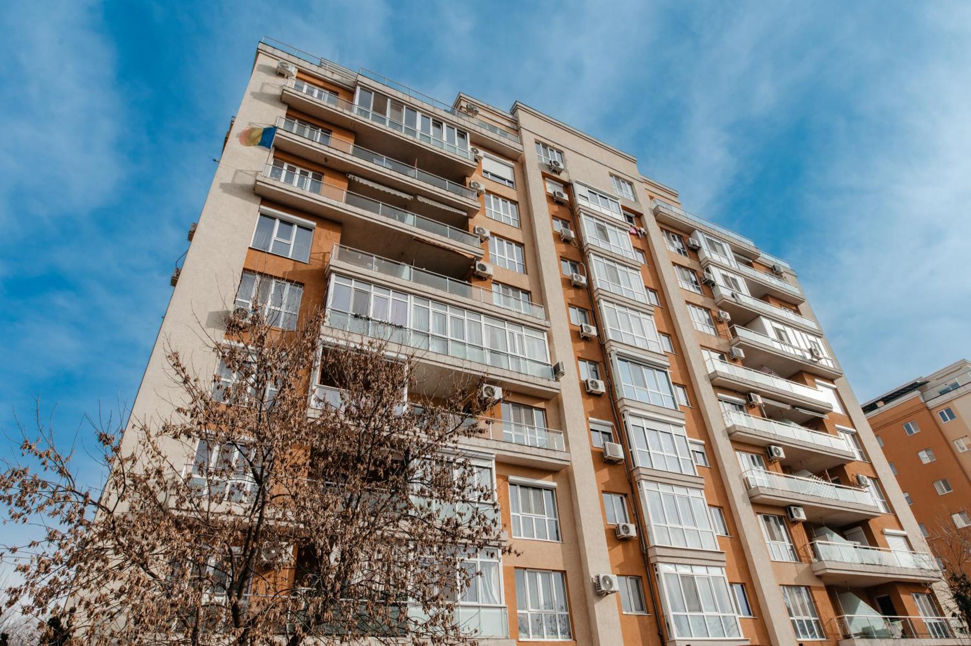 Penthouse View Aeroport Iasi Apartment Bagian luar foto